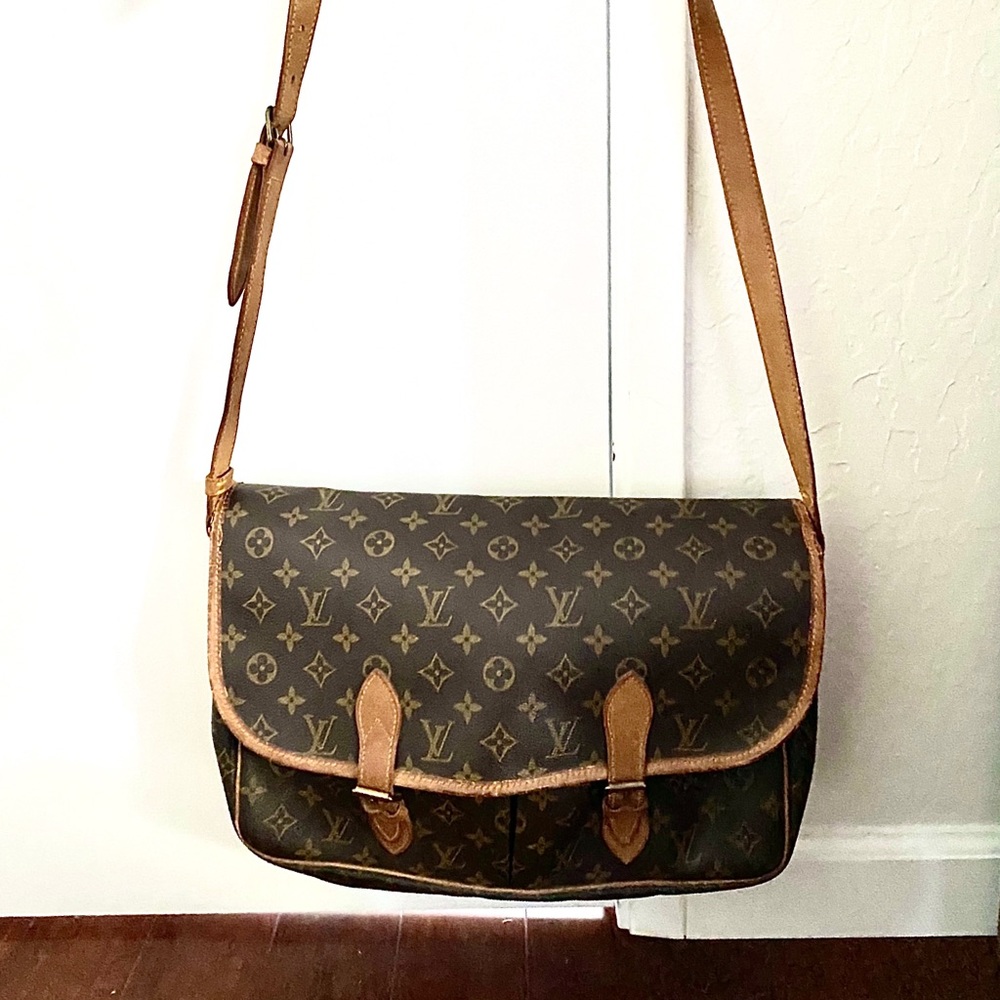 LOUIS VUITTON MESSENGER BAG